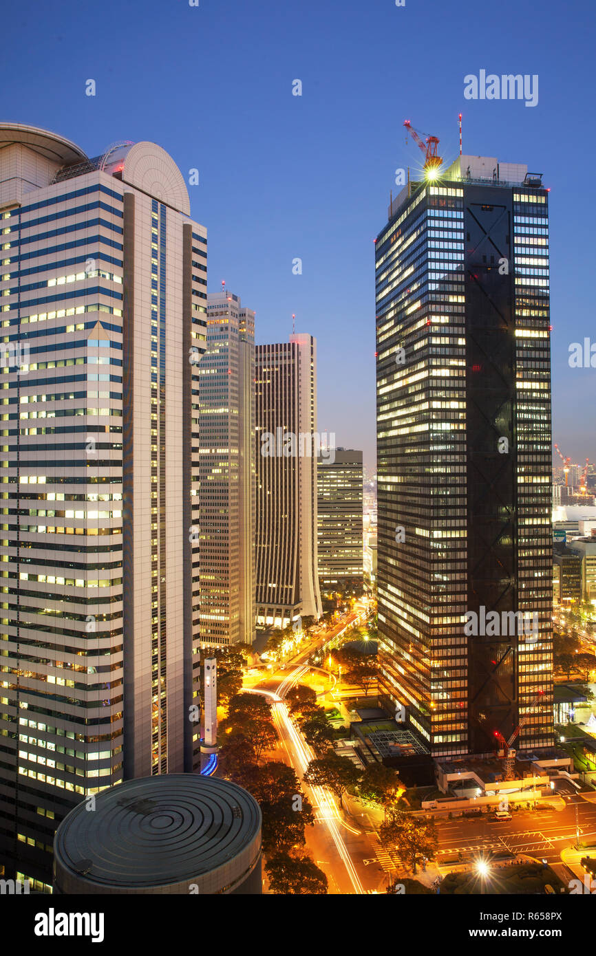 Blick auf die Hochhäuser Shinjukus kurz nach dem Sonnenuntergang, im Herzen der Metropole Tokio Stockfoto