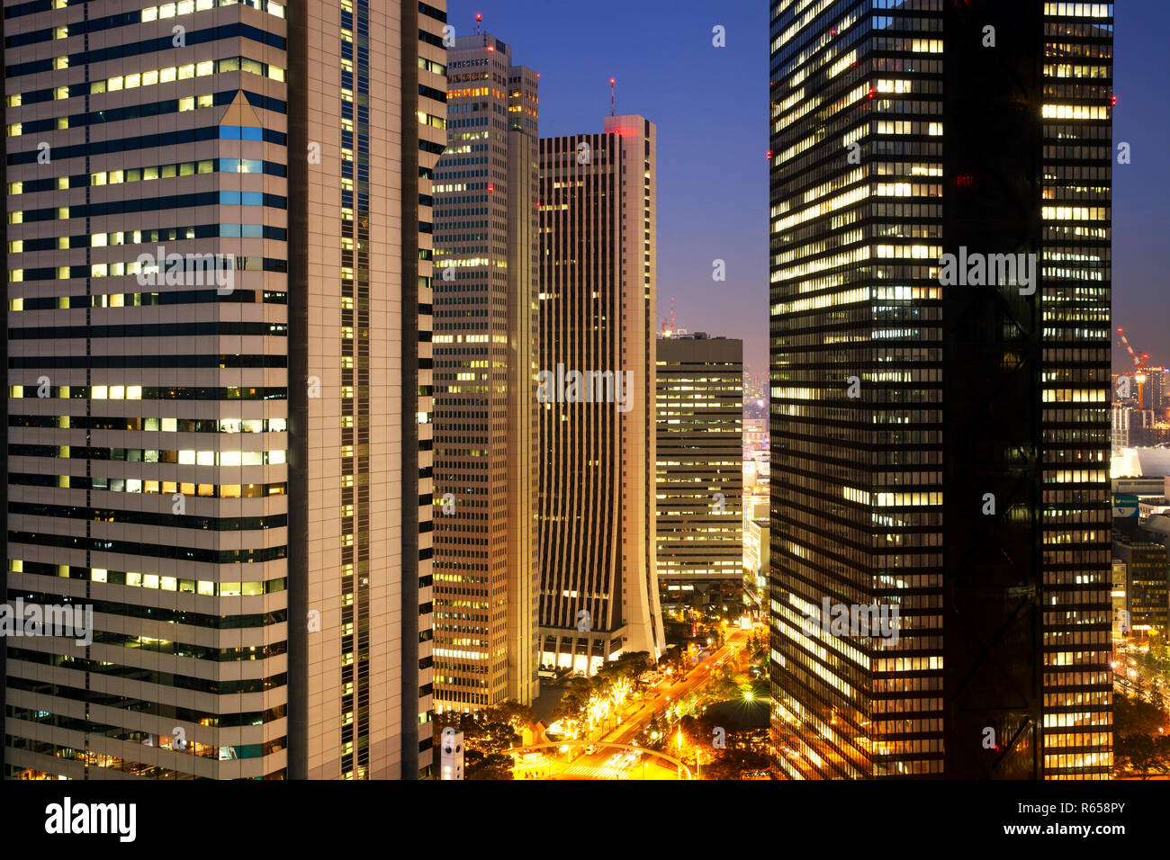 Blick auf die Hochhäuser Shinjukus kurz nach dem Sonnenuntergang, im Herzen der Metropole Tokio Stockfoto