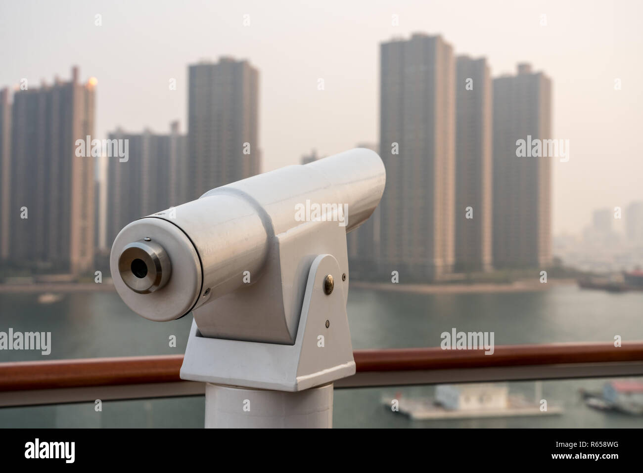 Optische Teleskop auf dem Deck eines Kreuzfahrtschiffes Stockfoto