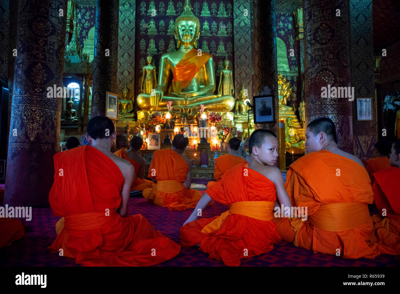 Buddhistische Mönche in den Gottesdienst im Wat Sen Tempel in Luang Prabang, Laos. Wat Sene Souk Haram Wat Sen buddhistischen Tempel, Luang Prabang, Louangphabang Provinz Stockfoto