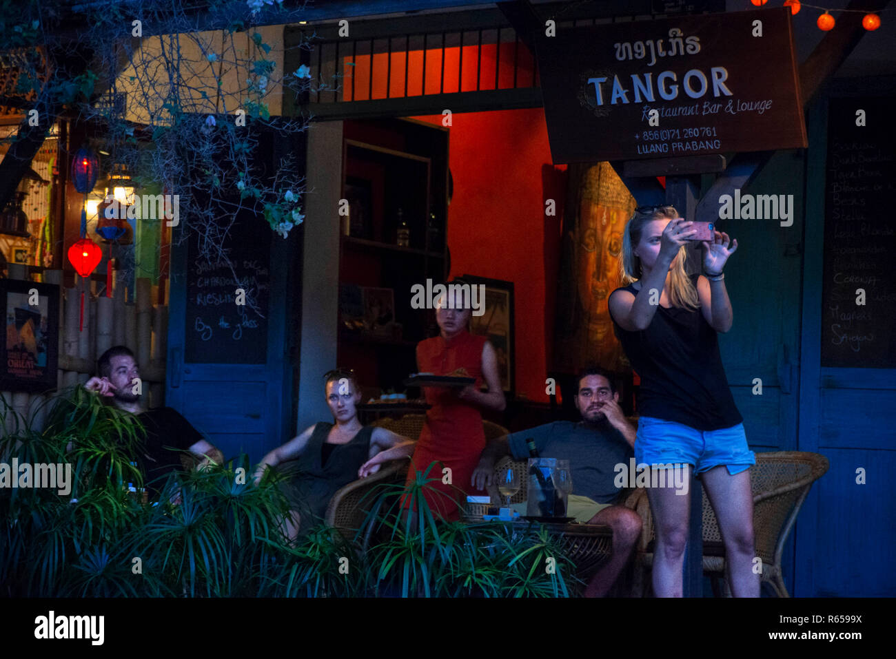 Tangor Restaurant an der Hauptstraße, Sisavangvong Straße, Luang Prabang, Laos Stockfoto