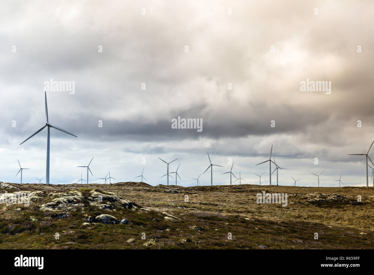 Windmühlen, die Erzeugung von Strom in der Nähe des Fischerdorf Veilholmen auf der Insel Smola, Norwegen. Stockfoto