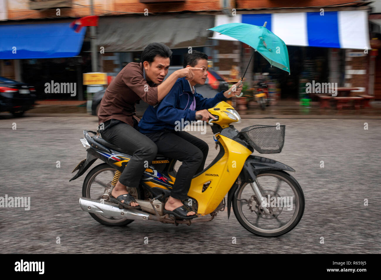 Motorrad auf Hauptstraße in Luang Prabang, Laos Stockfoto