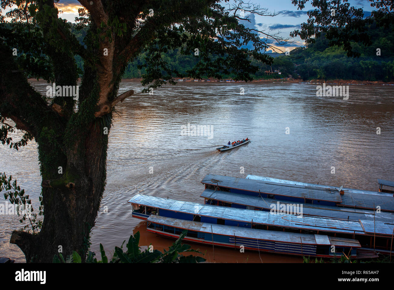 Boote auf dem Mekong River, Luang Prabang, Louangphabang Provinz, Laos Stockfoto