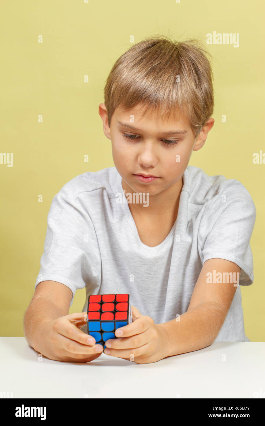 Kind Spiel mit bunten magnetische Cube Stockfoto