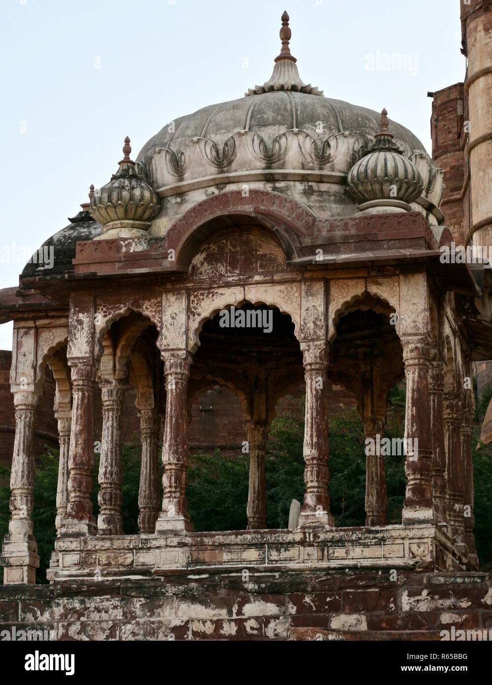 Typische Indische Architektur mit gewölbten Decken und die muschelförmigen Säulen in Indien Stockfoto