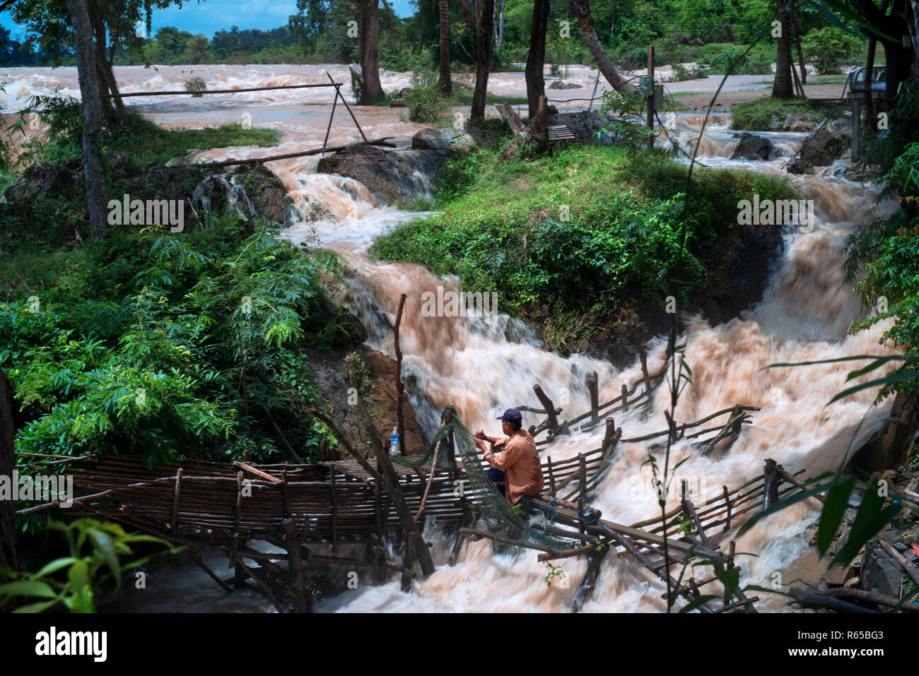 Fischer in der waterfal Somphamit auf dem Don Khone Insel, Laos Stockfoto