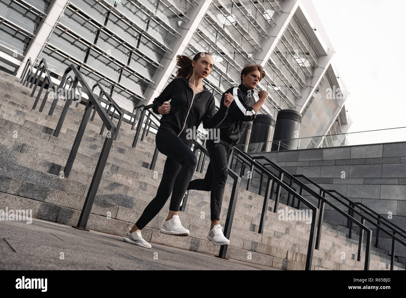 Am frühen Morgen Training. Junges Paar, unten Stockfoto