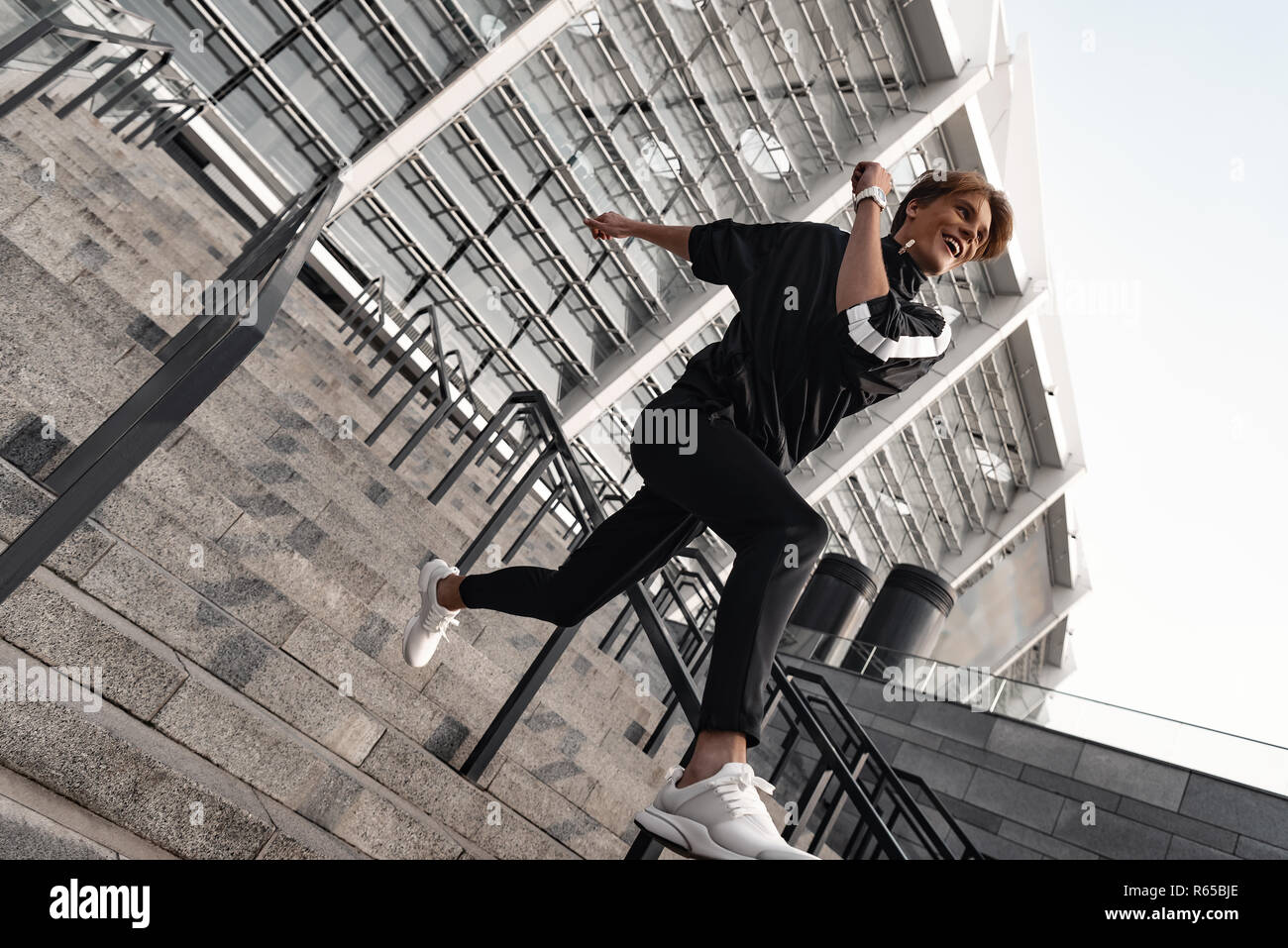 Sportlicher junger Mann läuft unten im Freien Stockfoto