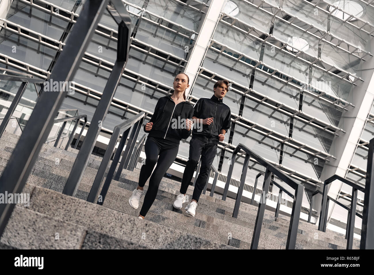 Am frühen Morgen Training. Junges Paar, unten Stockfoto