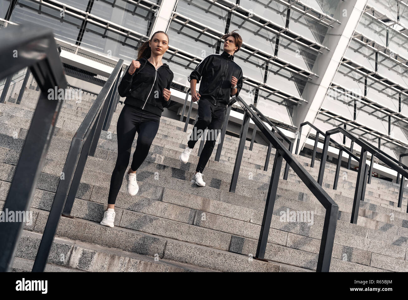 Am frühen Morgen Training. Junges Paar, unten Stockfoto
