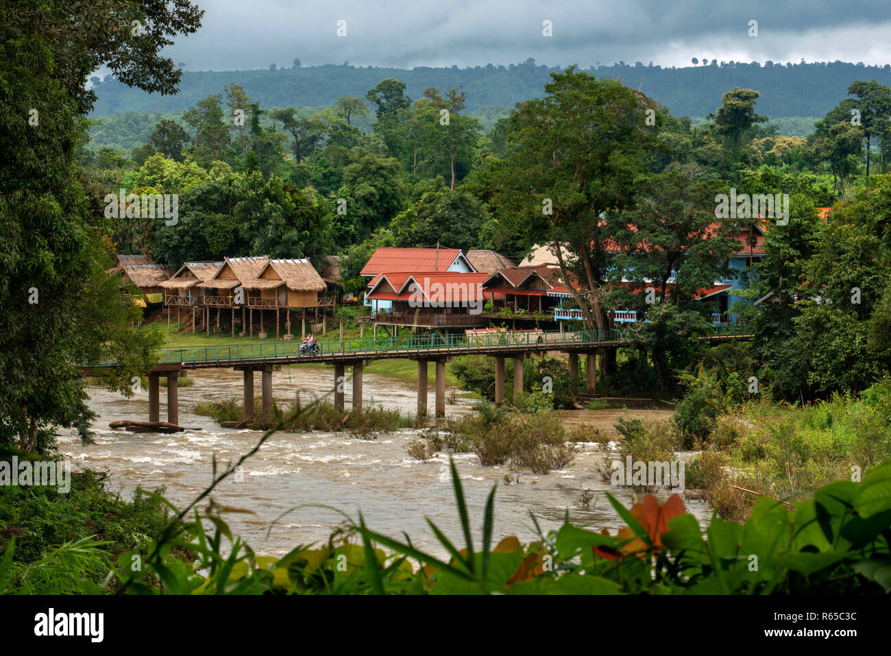 Tad Lo Dorf und Tat Lo River Bolaven Plateau im Südlichen Laos Stockfoto