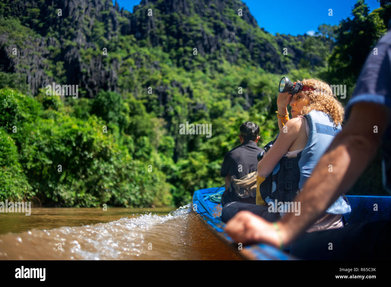Touristen, die einem Longboat Rundgang durch atemberaubende Höhlen, Höhlen 7 Kilometer; Kong Lor, Laos Stockfoto