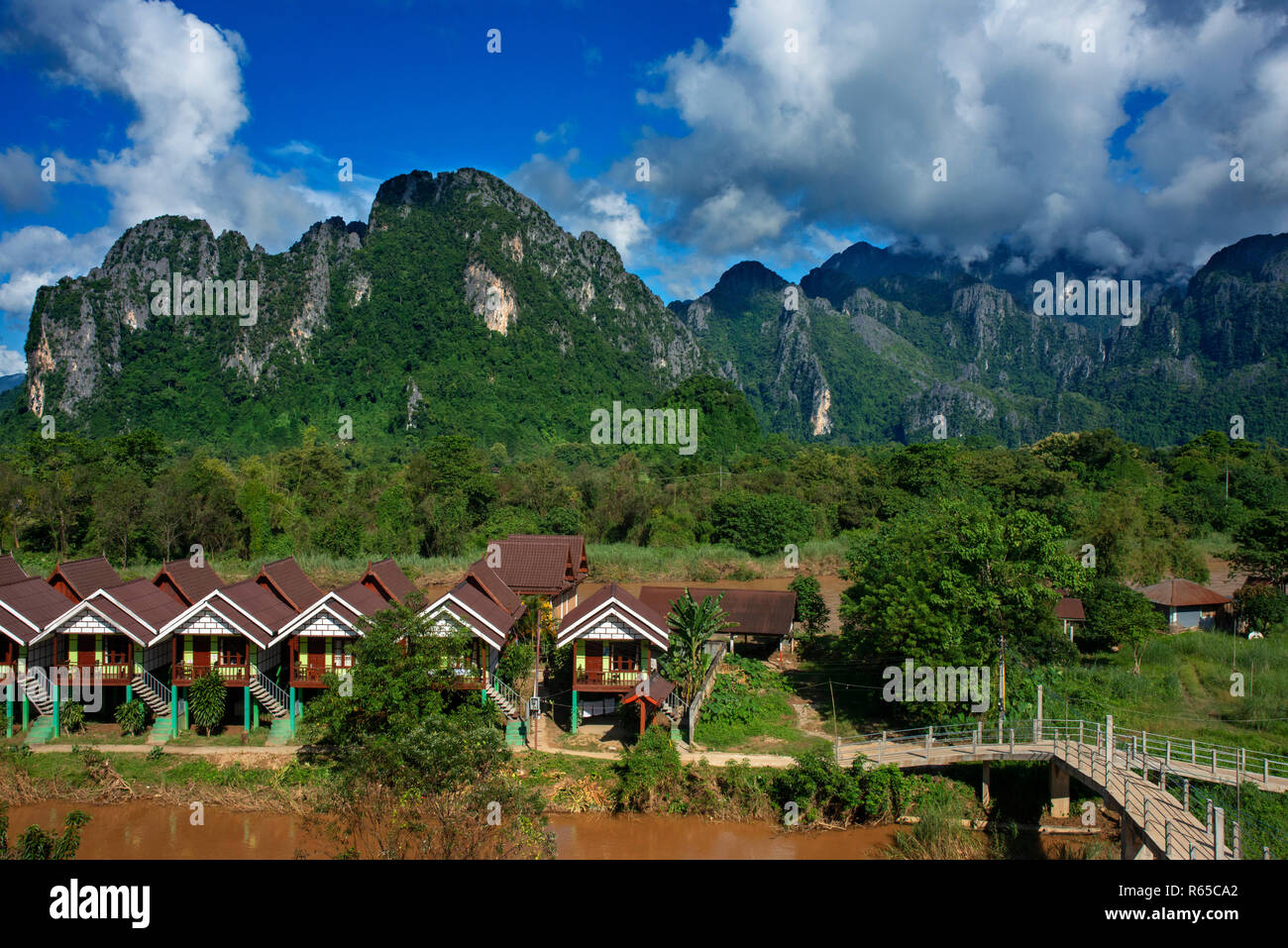 Hotel befindet sich neben dem Fluss Nam Song neben Dorf Vang Vieng, Laos Stockfoto