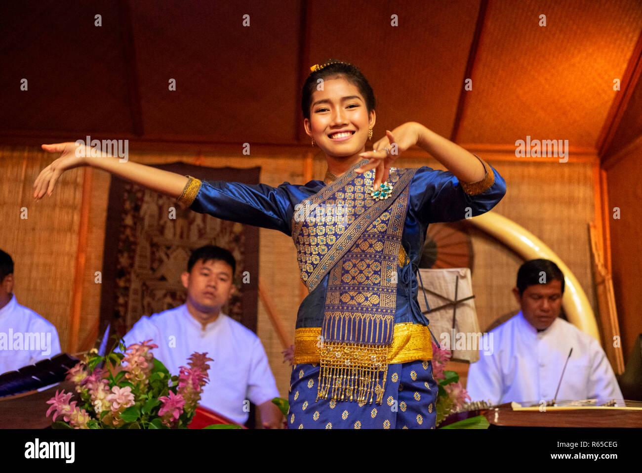 Kualao Restaurant Unterhaltung Rue Samsenthai lokale Musik und Tänze Vientiane Laos Stockfoto