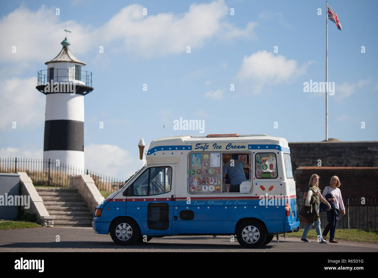 Ein Eis van in Southsea Castle geparkt auf Southsea Common Stockfoto