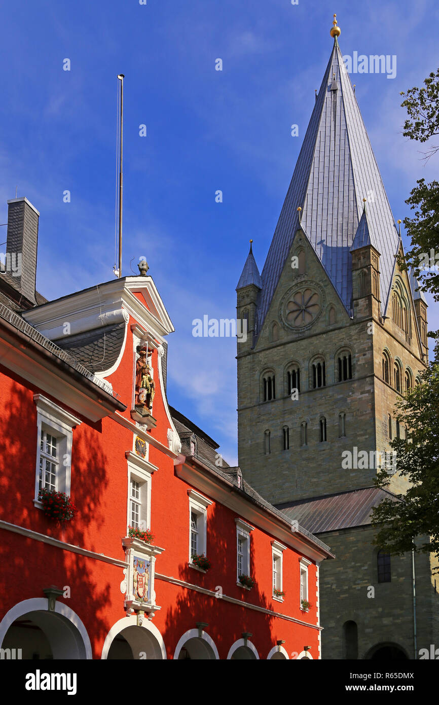 Rathaus und Turm der St. Patrokli Dom in Soest. Stockfoto