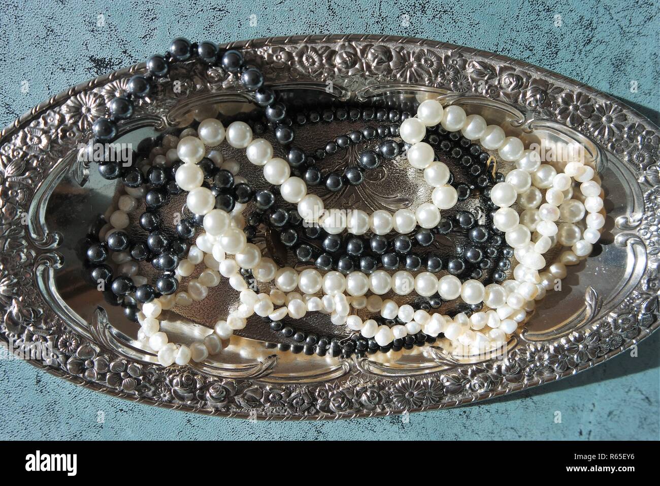 Perlen auf einem silbernen Tablett Stockfoto