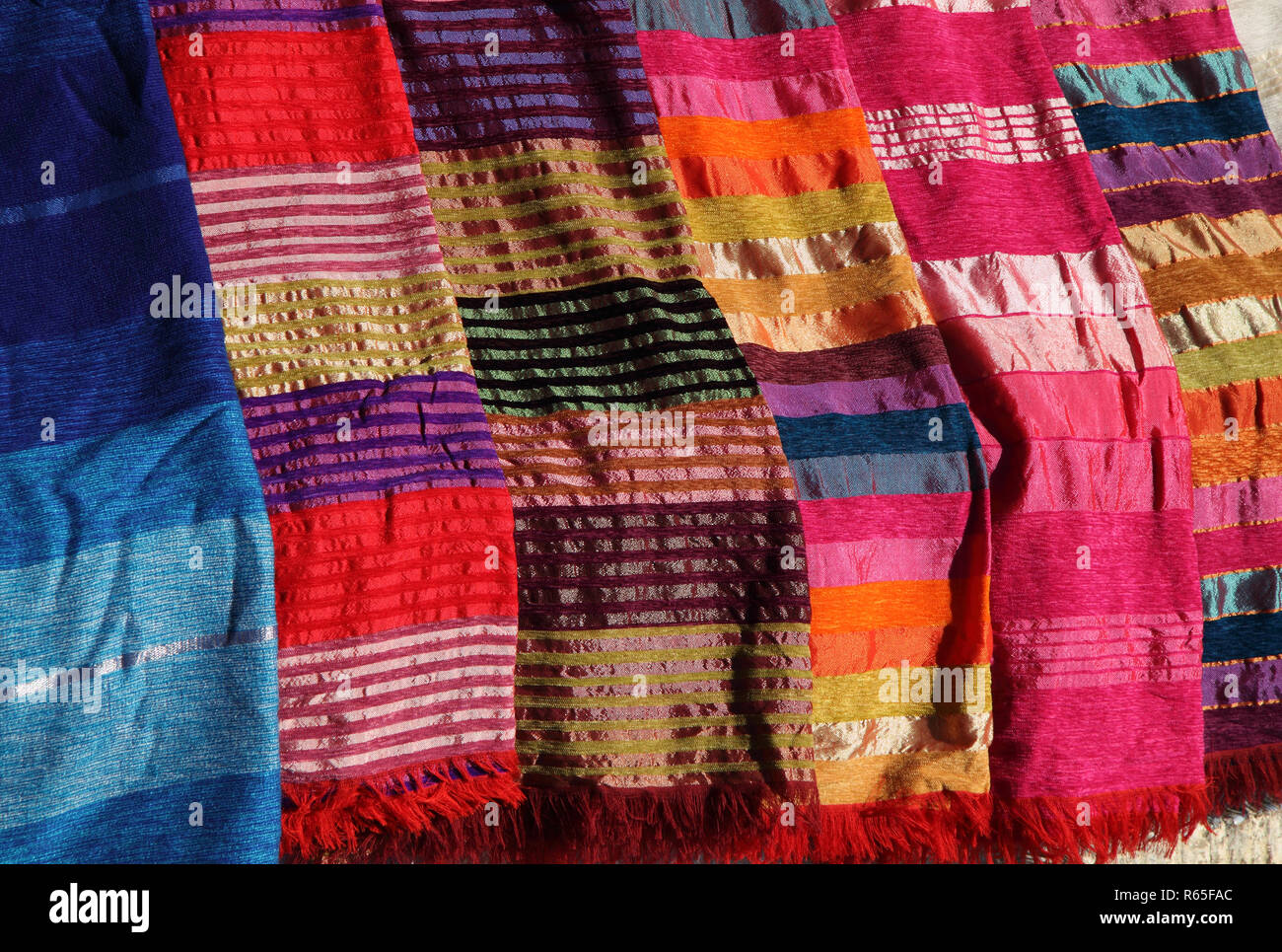 Marokko. Typischen bunten Handgearbeitetes Seidentuch auf Anzeige in einer Medina Souk abdeckt. Stockfoto