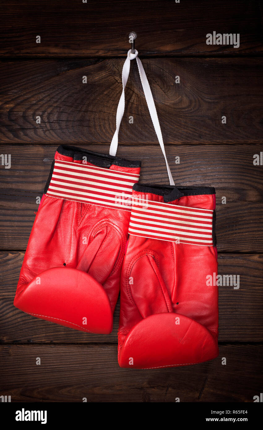 Paar alte Leder Boxhandschuhe Stockfoto