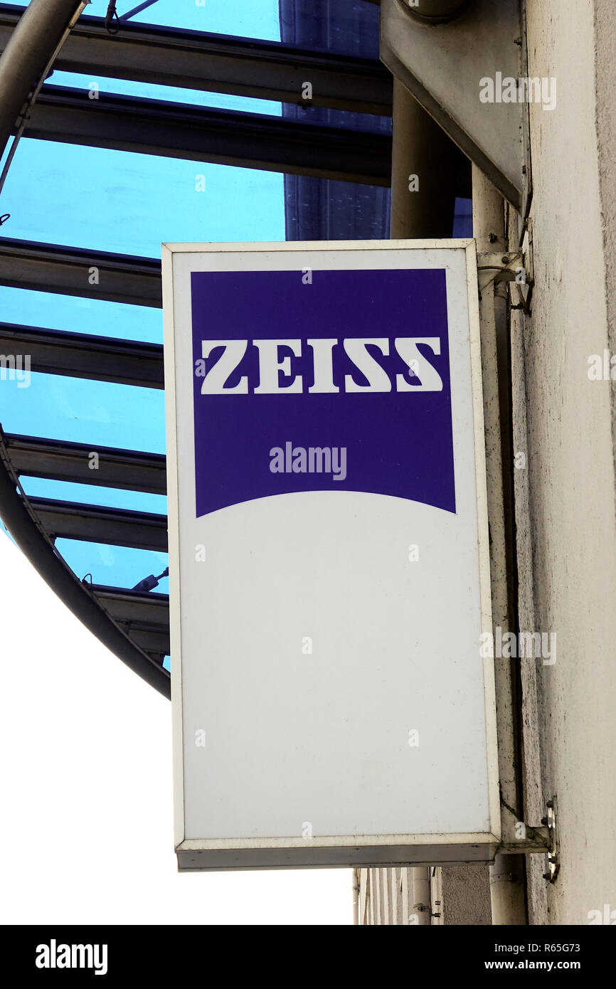 WETZLAR, Deutschland - März 2018. Logo Carl Zeiss AG, Fabrik der Linsen auf der Fassade, 25. März 2018. Stockfoto