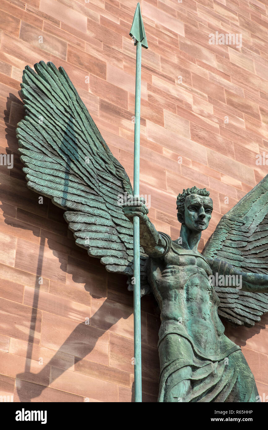 Coventry, Großbritannien, 26. Juli 2018: eine Skulptur an der Außenseite von Coventry Cathedral, St. Michael, in Coventry, Großbritannien. Stockfoto