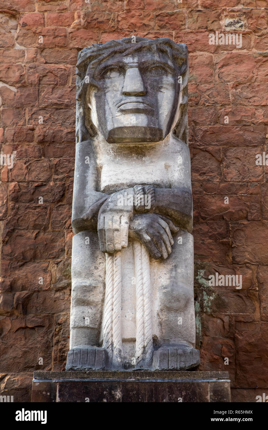 Coventry, Großbritannien, 26. Juli 2018: Eine Ansicht von Ecce Homo Statue in den Ruinen des alten Kathedrale von Coventry in Großbritannien, die von einem Luftw zerstört wurde. Stockfoto