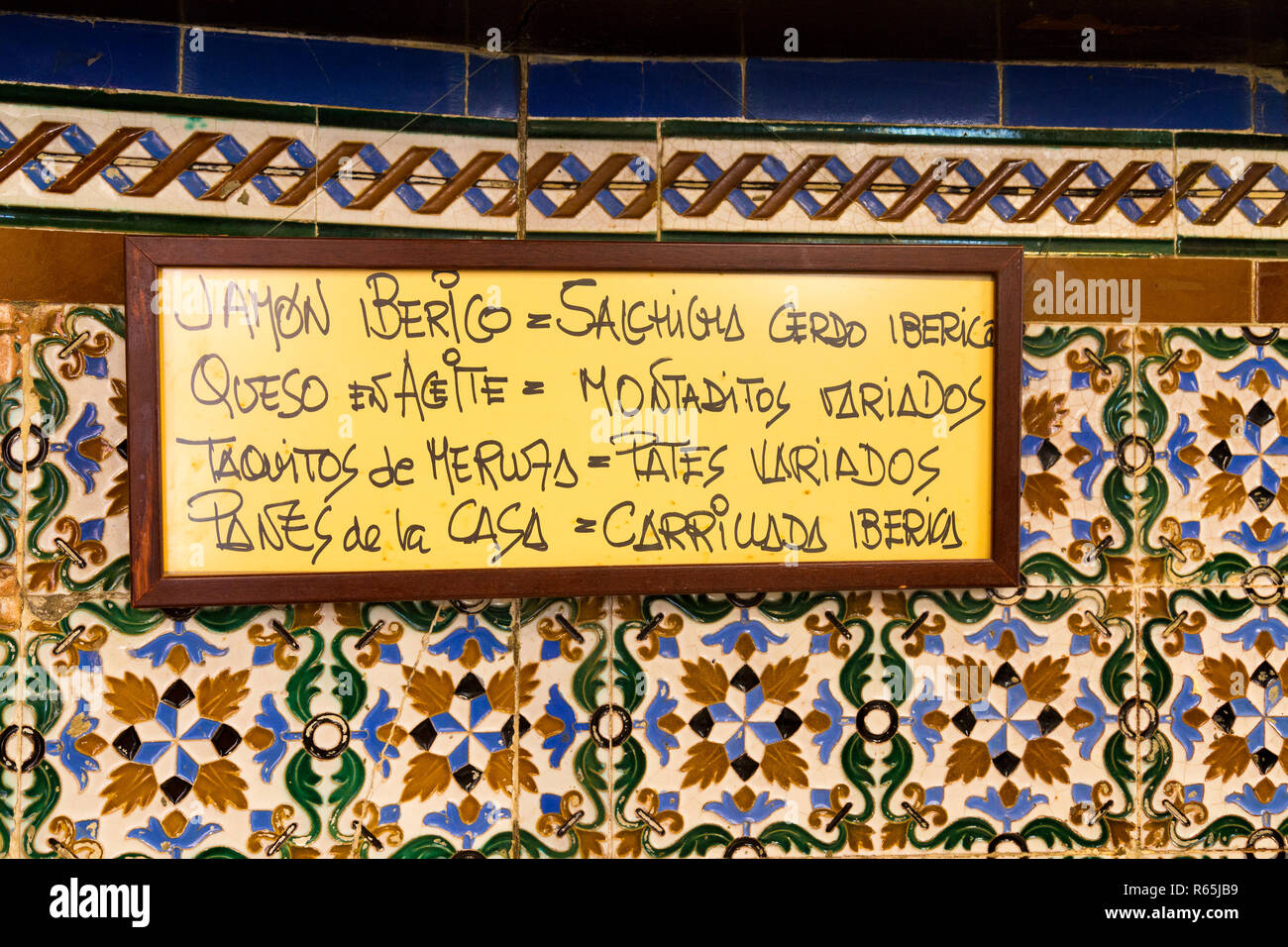 Handschriftliche Menü auf Wand in spanische Tapas Bar (Sevilla). Stockfoto