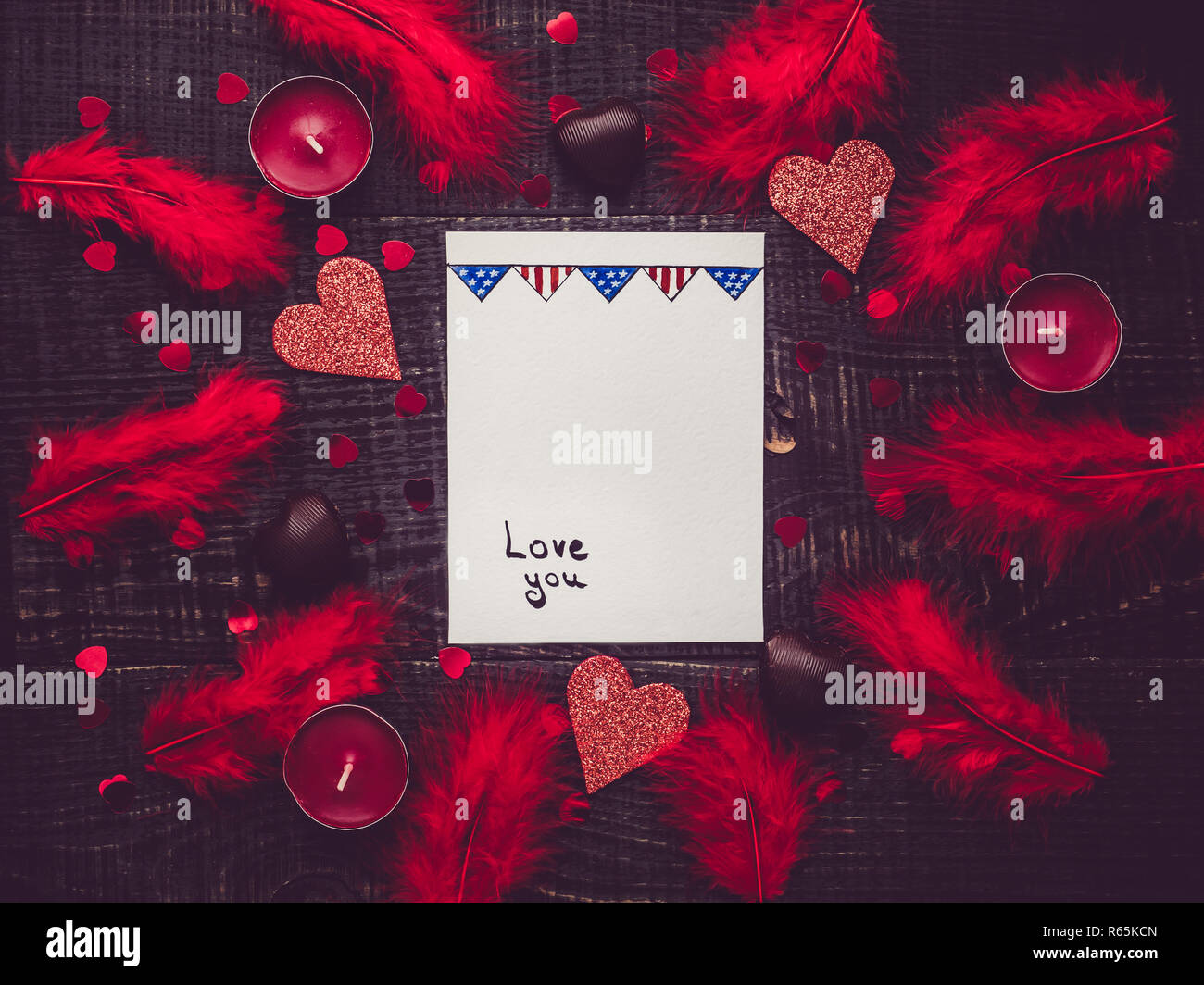 Blatt Papier mit der handschriftlichen Aufschrift LIEBE DICH Stockfoto