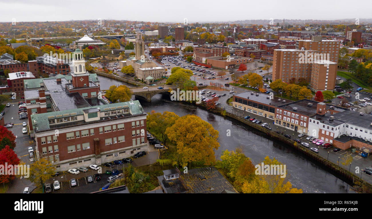 Herbst kommt auf die Bäume und die Landschaft in der Innenstadt von städtischen Kern von Pawtucket Rhode Island Stockfoto