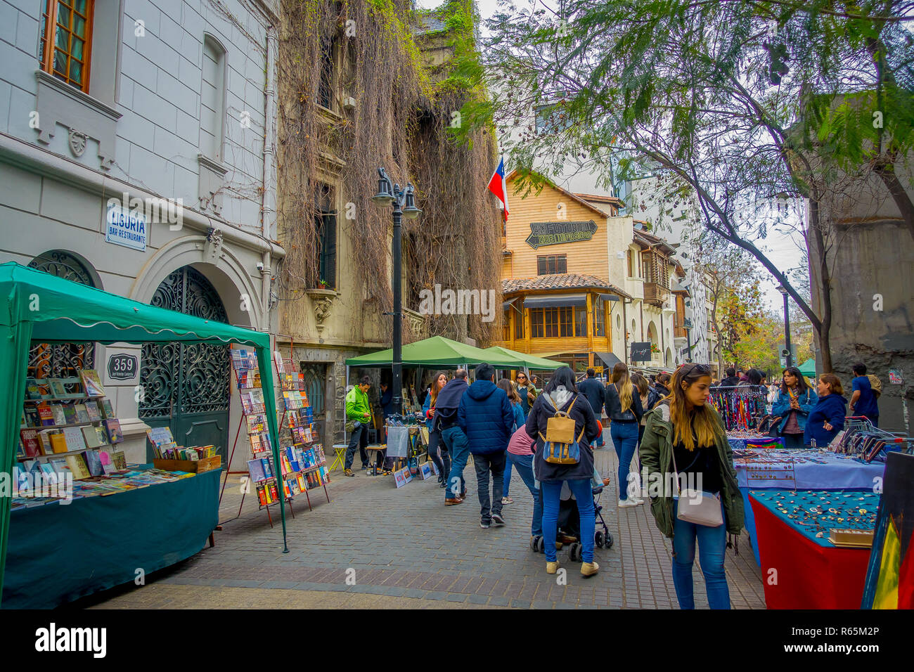 SANTIAGO, CHILE - 14. SEPTEMBER 2018: Touristen zu Fuß in den Straßen der Stadt von Santiago Zentrum Stockfoto