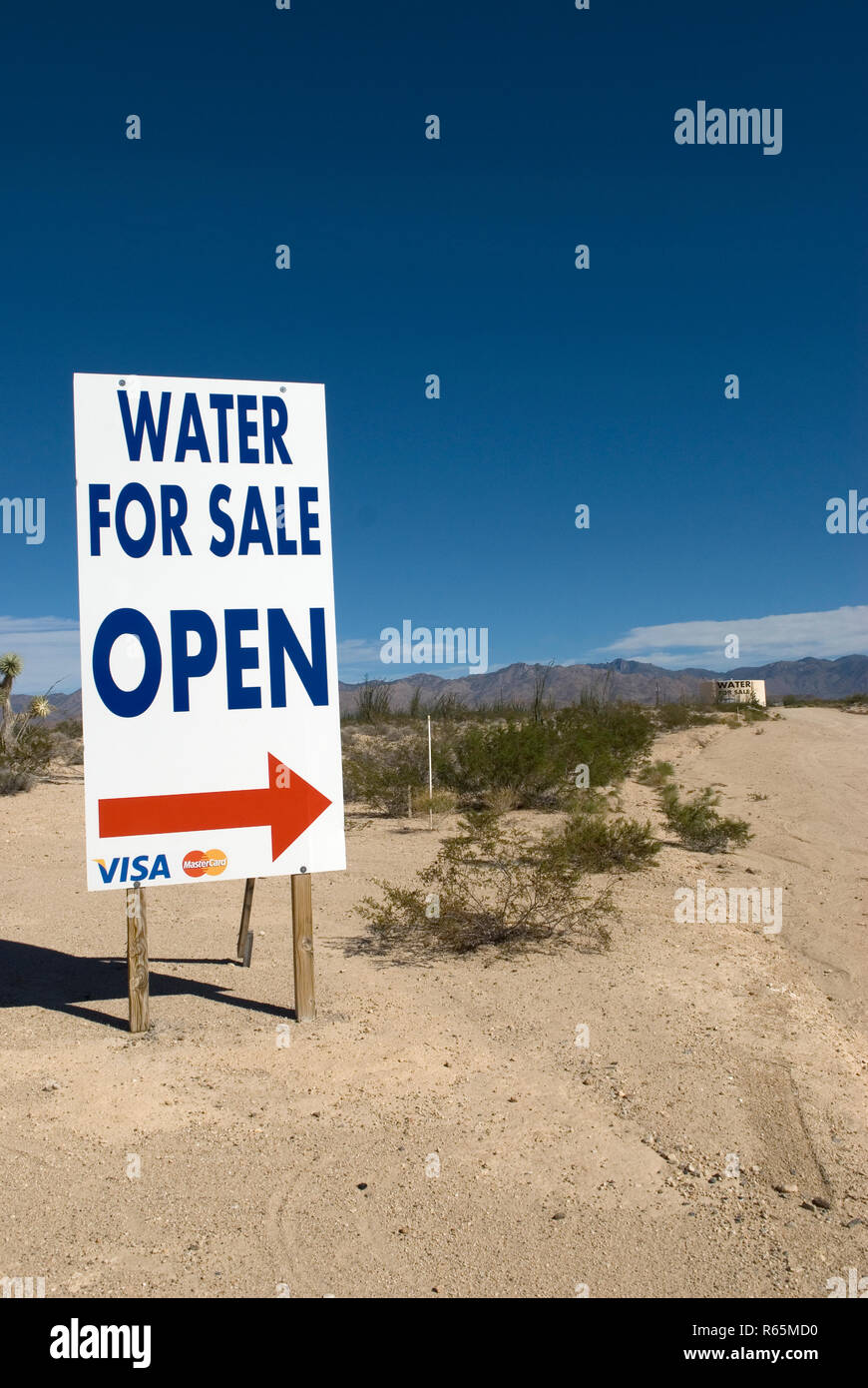 Wasser für den Verkauf in der Wüste von Arizona, USA. Konzept der Durst oder Dehydratation. Stockfoto