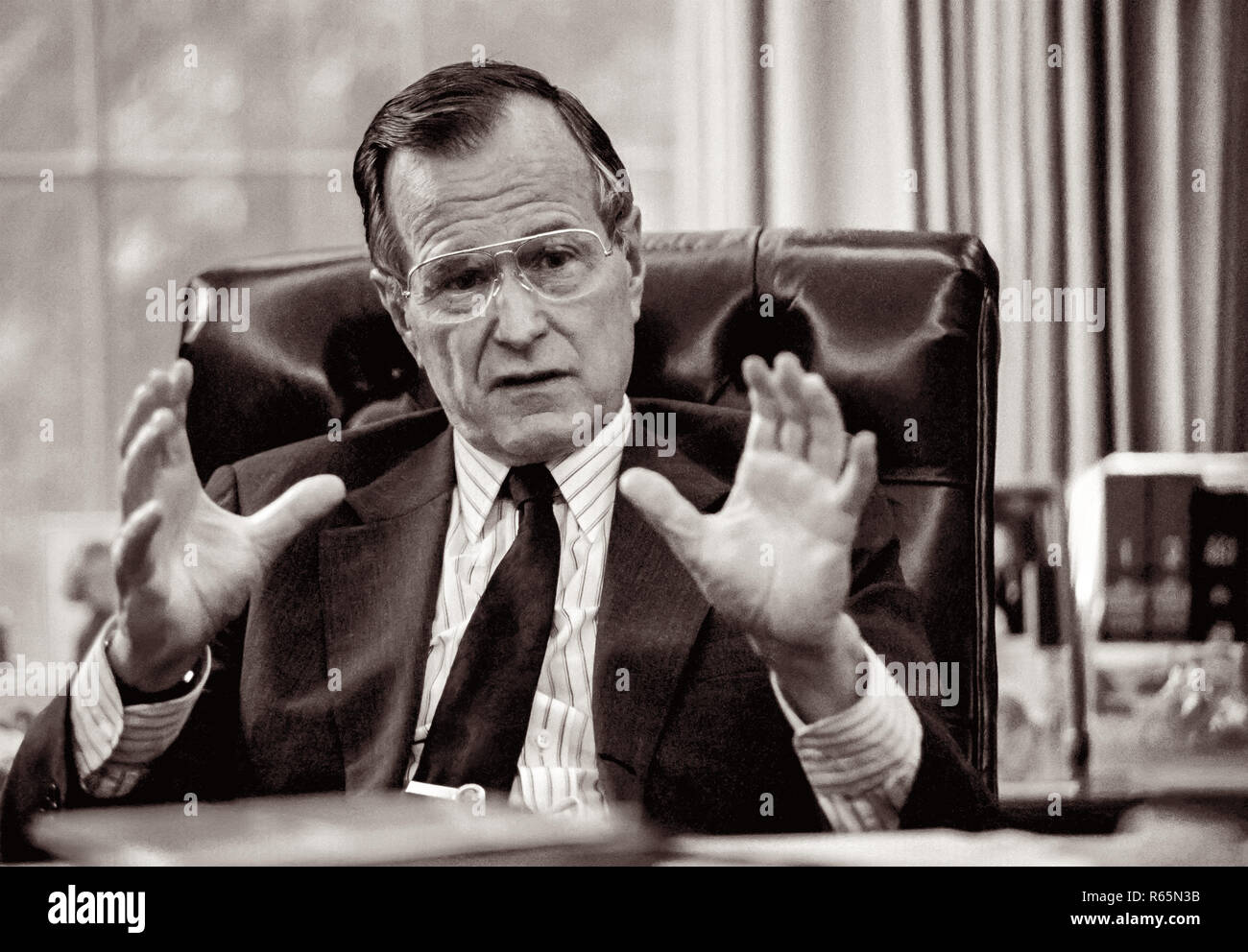 Präsident George H.W. Bush an seinem Schreibtisch im Oval Office des Weißen Hauses in 1989. (Foto von Michael Geißinger.) Stockfoto