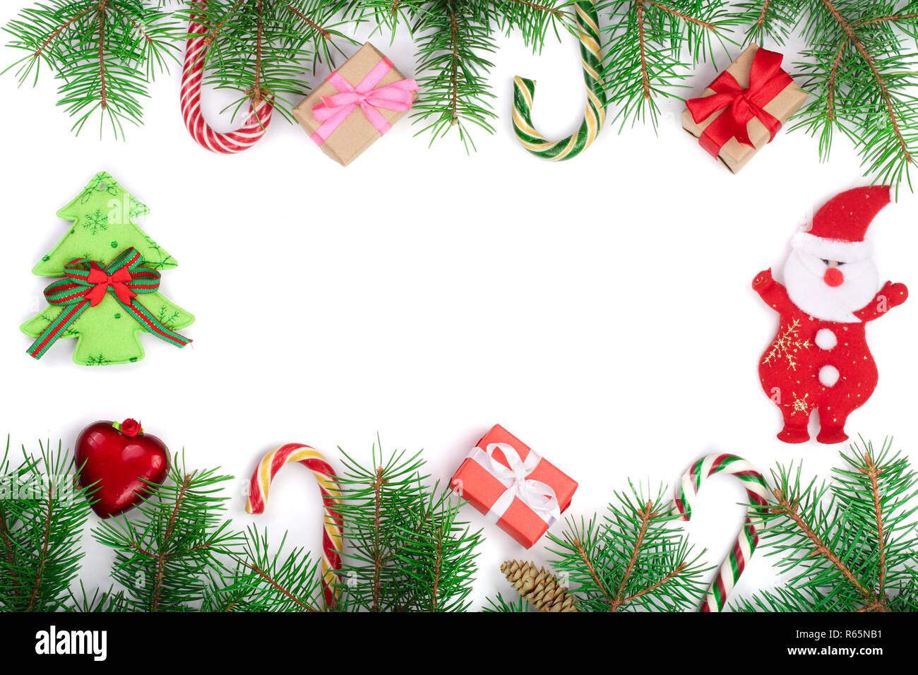 Weihnachten Rahmen der Fir Tree Branch mit Zuckerstangen und Boxen auf weißem Hintergrund mit Kopie Platz für Ihren Text isoliert Stockfoto