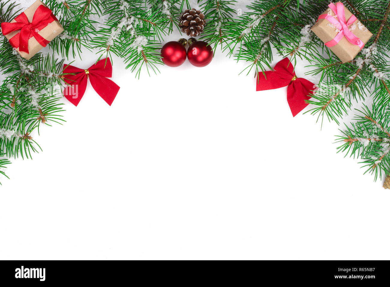 Weihnachten Rahmen der Fir Tree Branch mit roten Bögen auf weißem Hintergrund mit Kopie Platz für Ihren Text isoliert Stockfoto