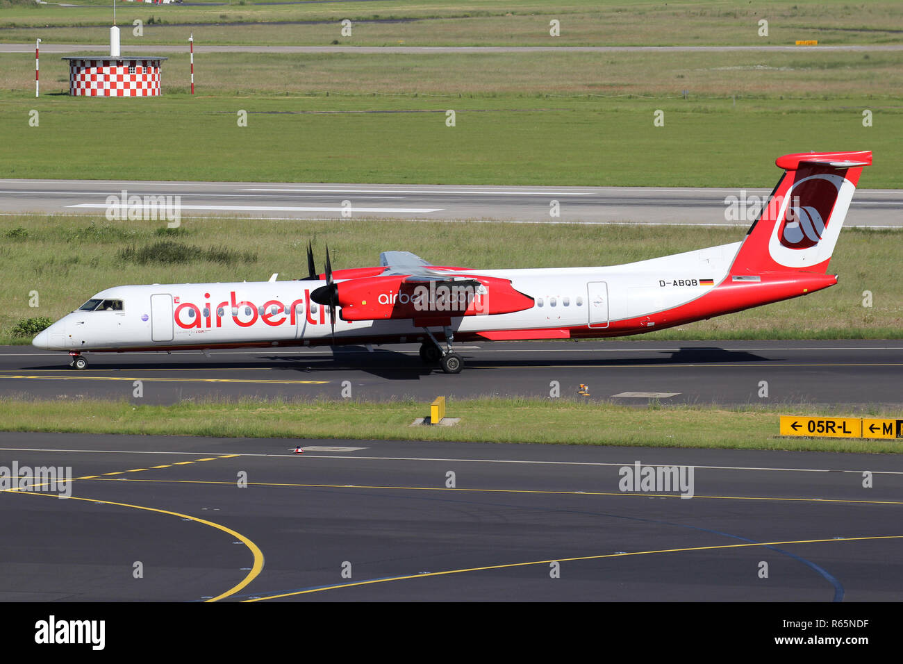 Deutsche LGW Bombardier Dash 8 Q400 bei Air Berlin livery mit der Registrierung D-ABQB auf der Rollbahn des Flughafen Düsseldorf. Stockfoto