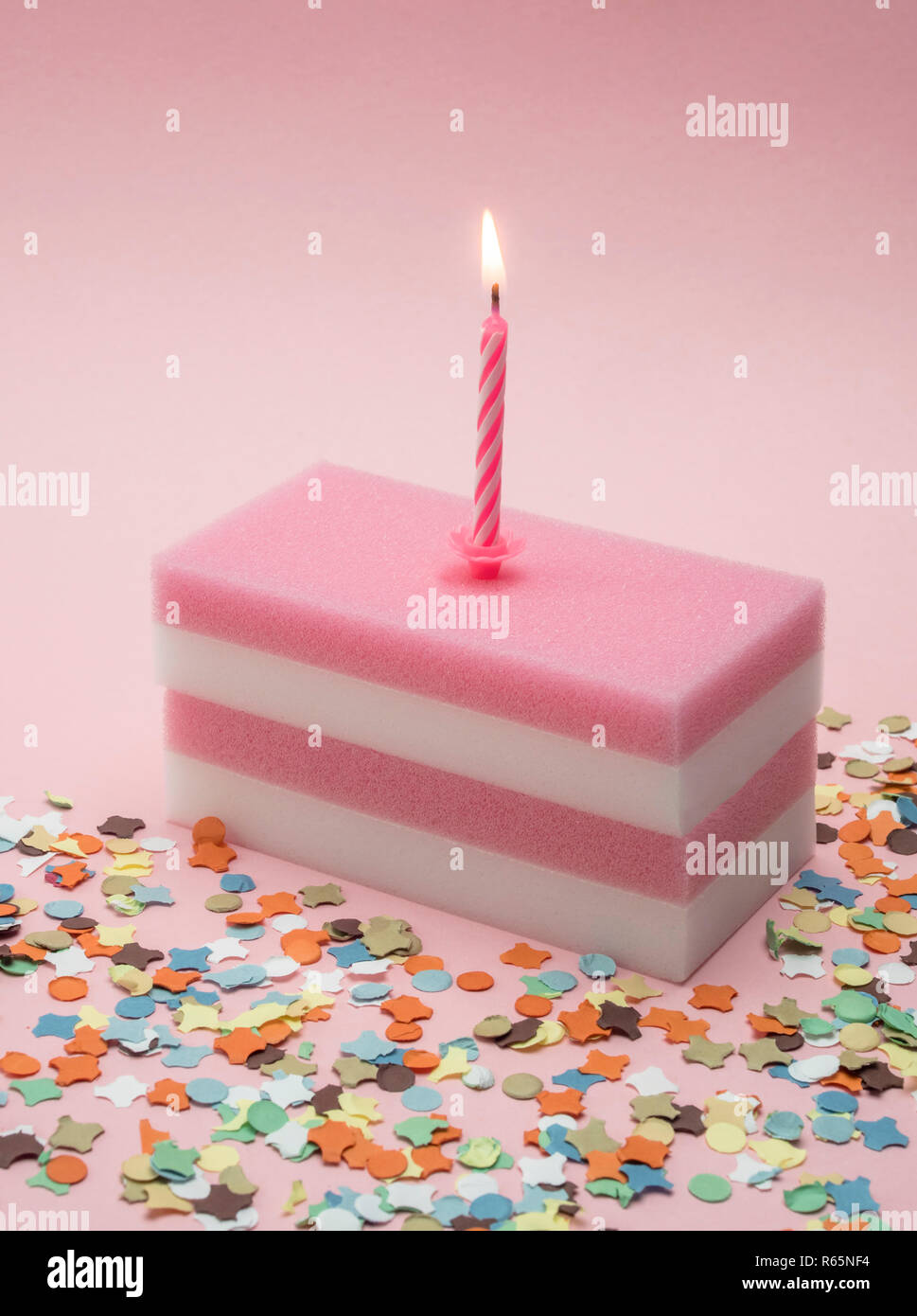 Konzeptionelle Geburtstagstorte in rosa Hintergrund isoliert Stockfoto