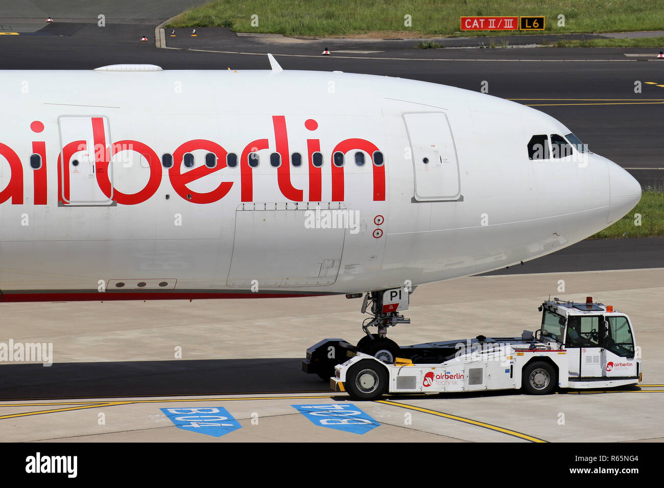 Air Berlin Airbus A330-200 mit der Registrierung D-ALPI wird am Flughafen Düsseldorf gezogen. Air Berlin Konkursantrag am 15. August 2017. Stockfoto Air Berlin Airbus A330-200 mit der Registrierung D-ALPI wird am Flughafen Düsseldorf gezogen. Air Berlin Konkursantrag am 15. August 2017. Stockfoto