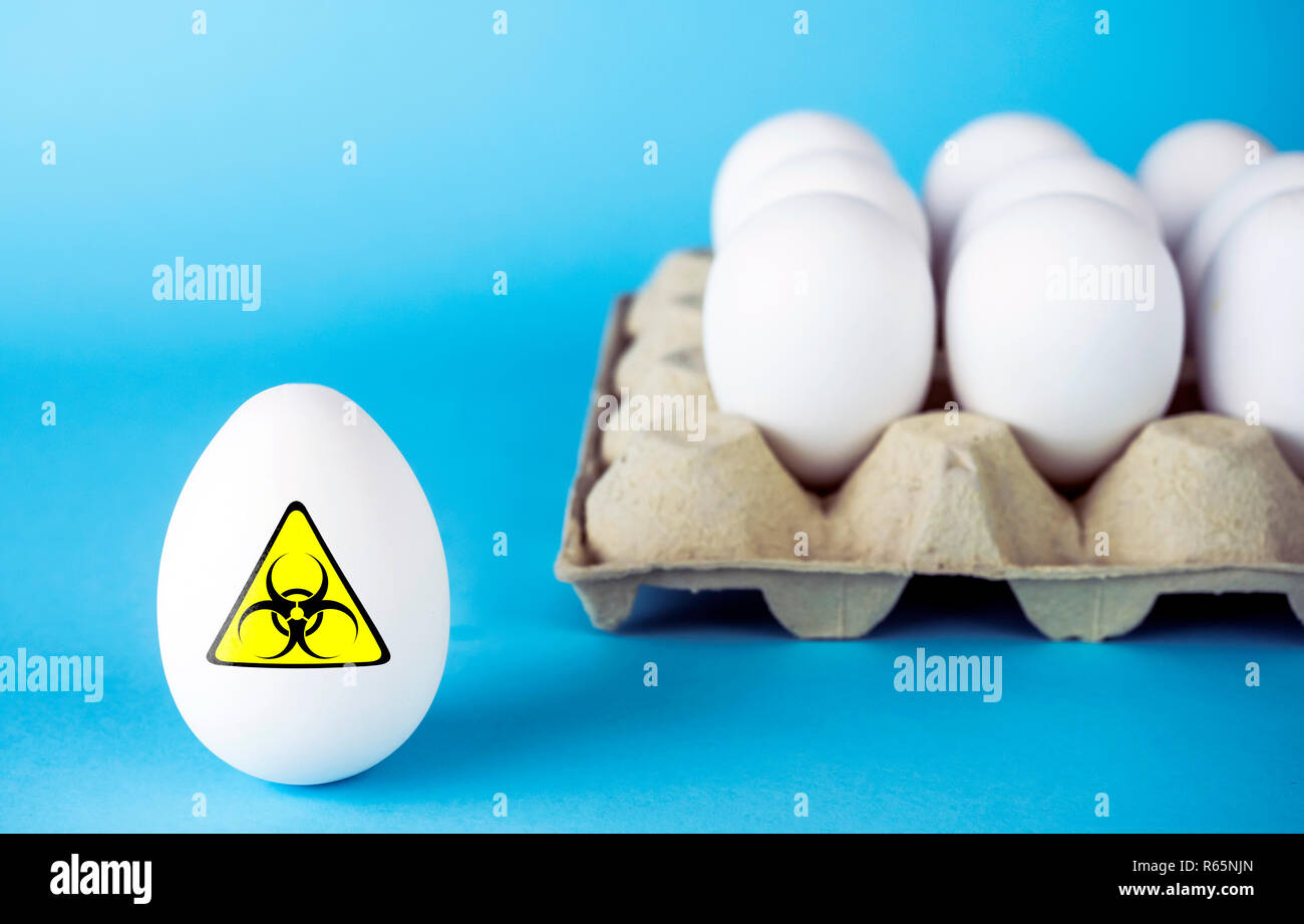 Weiße Ei mit biohazard Label, konzeptionelle Bild Stockfoto