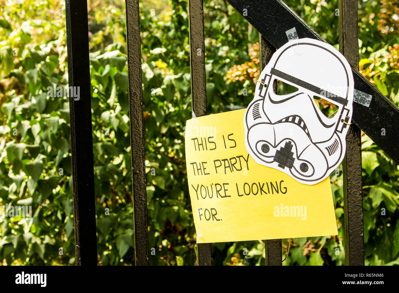 Philadelphia, Pennsylvania. Eingangsschild zu einem Star Wars Motto-parties, mit einem gezeichneten Stormtrooper Helm und Das ist die Party Sie sind auf der Suche nach Stockfoto