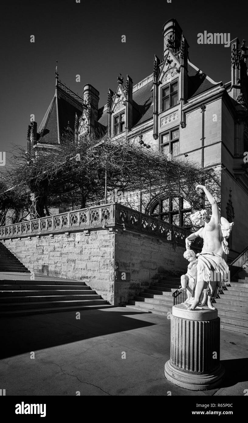 "Die tanzenden Lektion' statue Flanken die Wisteria Arbor und das Biltmore House im Biltmore Estate in Asheville, NC, USA. Stockfoto