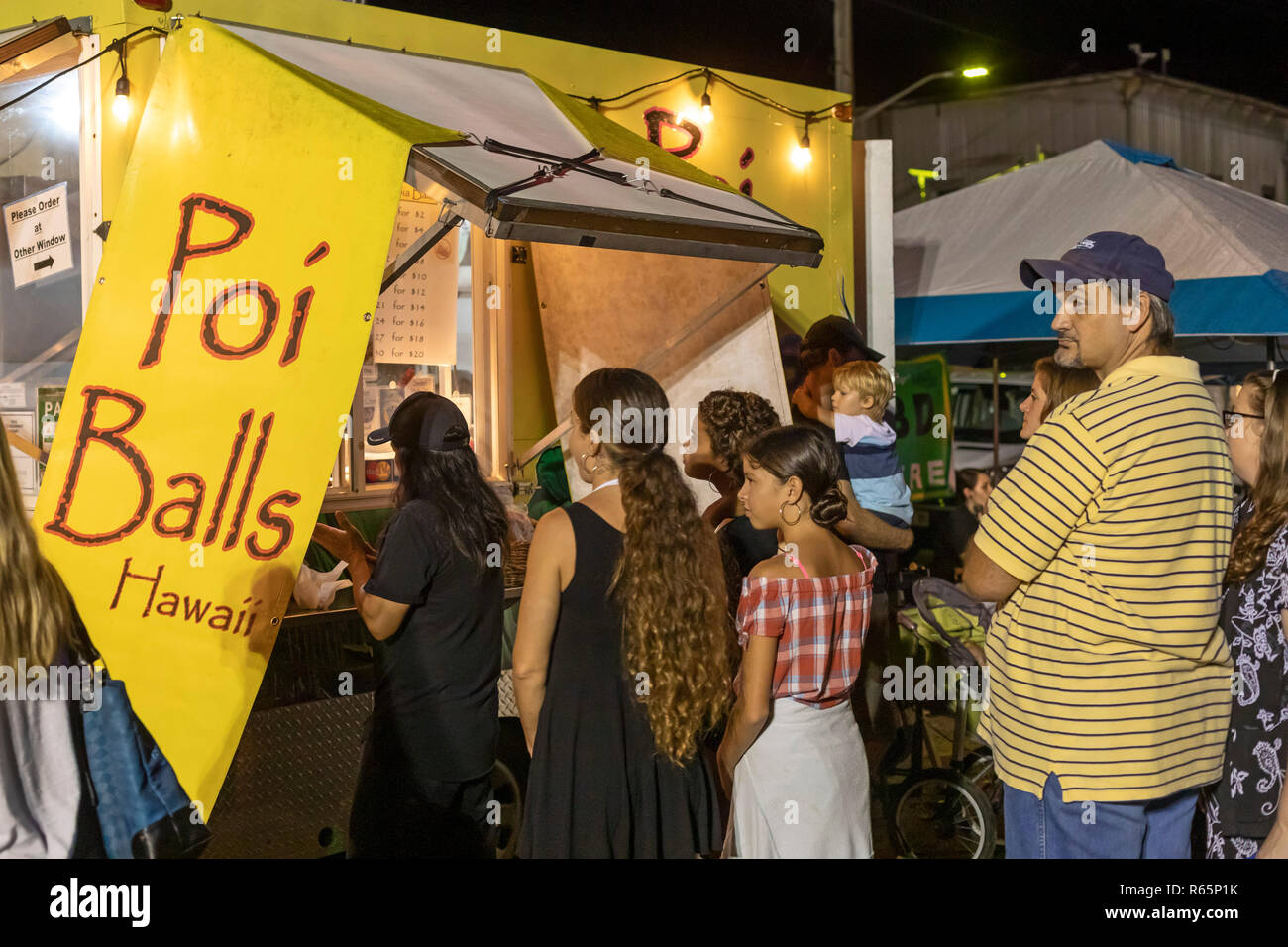 Hilo, Hawaii - Bewohner richten für POI-Bälle während der jährlichen Schwarze und Weiße Nacht, einem großen downtown Party mit Essen und Unterhaltung, wo Resi Stockfoto