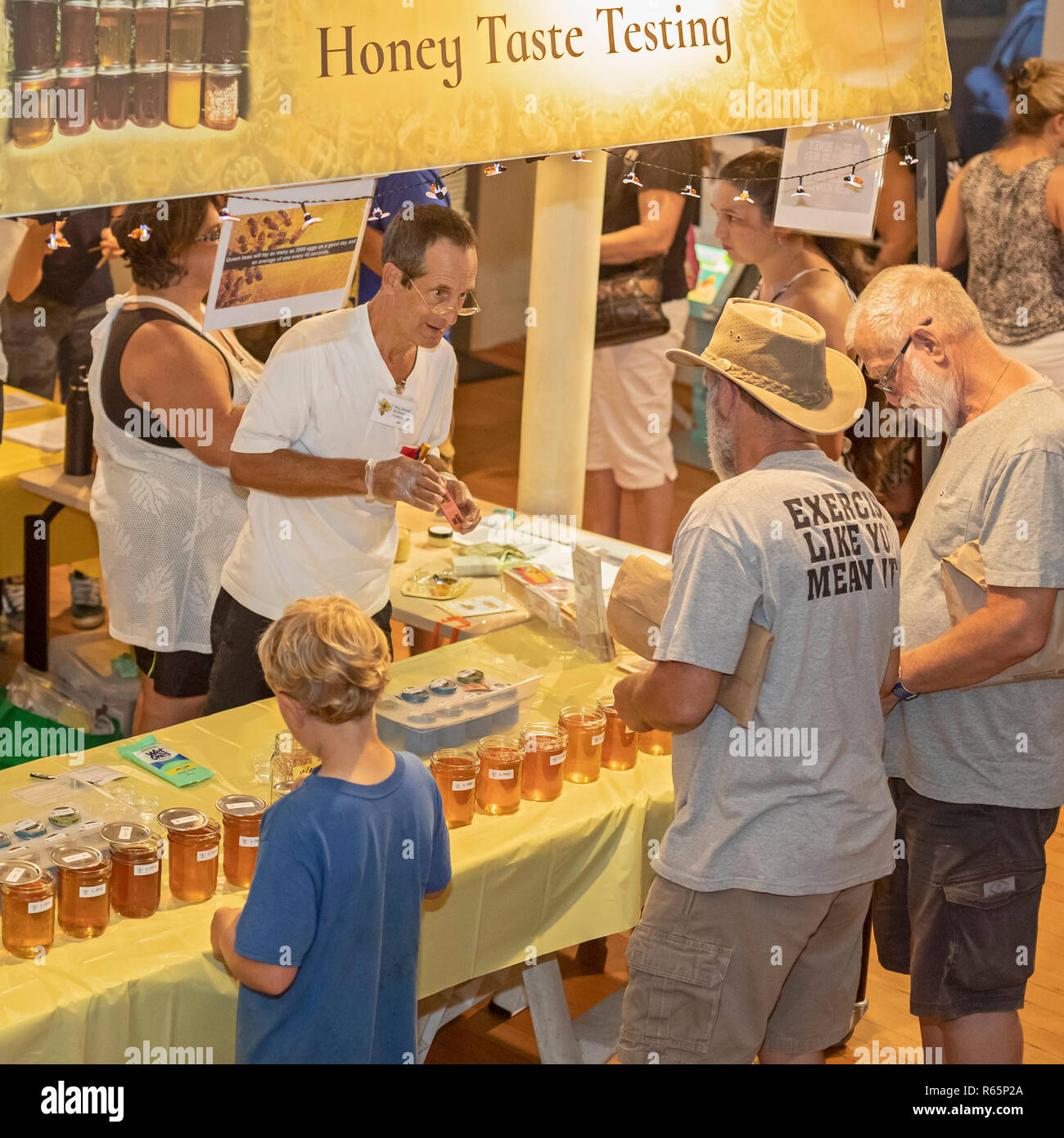Hilo, Hawaii - ein Honig Geschmack Testen während der jährlichen Schwarze und Weiße Nacht. Die Leute wurden aufgefordert, ihren Favoriten unter den Honig zu stimmen. Schwarz und Whit Stockfoto
