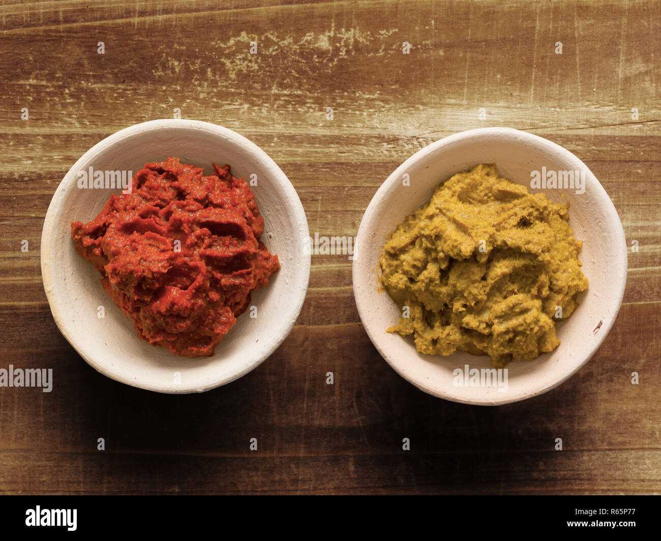 Rustikal Rot und Gelb indische Curry Paste Stockfoto