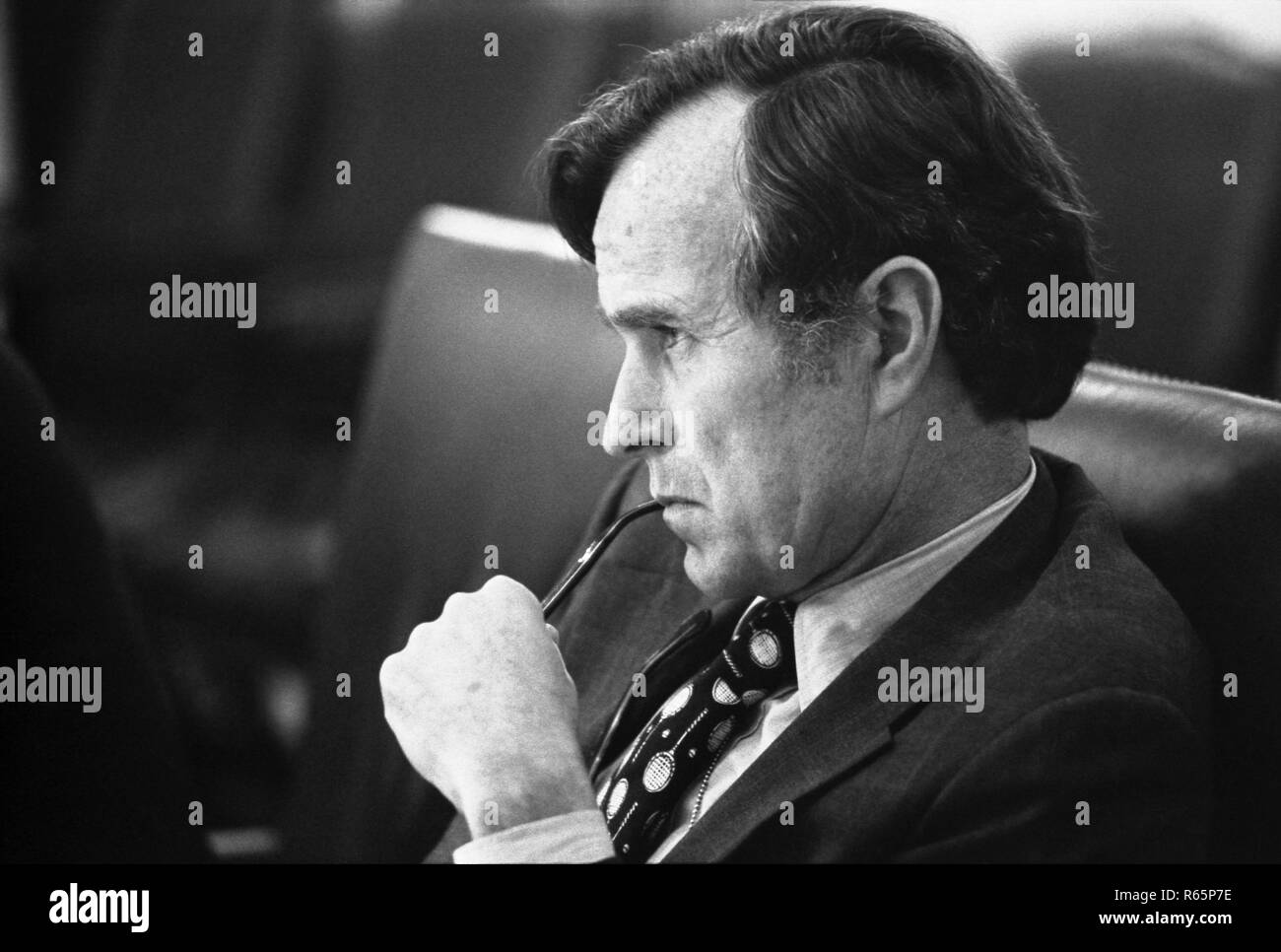 Direktor der CIA, George H.W. Bush (der später der 41. Präsident der Vereinigten Staaten sein), am 17. Juni 1976 aufmerksam zuhören während einer Sitzung nach dem Morde in Beirut, Libanon von US-Diplomaten Francis E. Meloy, Jr. und Robert O. Waring. Stockfoto