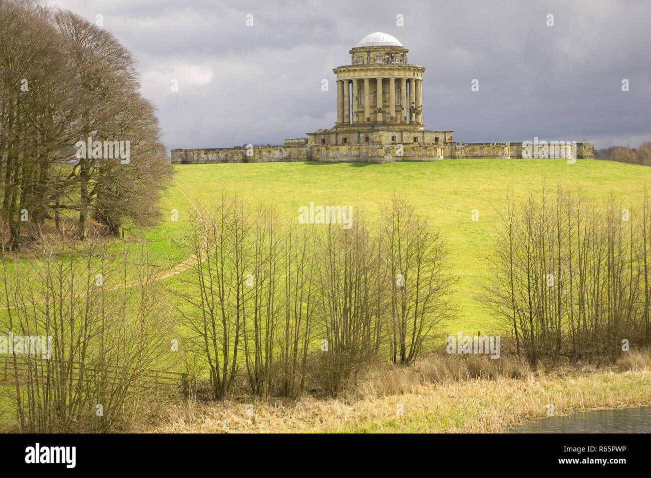 Das Mausoleum Monument, das sich in eine dramatische Beleuchtung auf dem Gelände des Castle Howard Herrenhaus North Yorkshire England Großbritannien Stockfoto