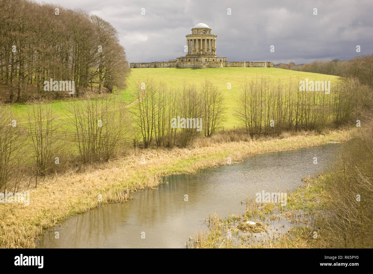 Das Mausoleum Monument, das sich in eine dramatische Beleuchtung auf dem Gelände des Castle Howard Herrenhaus North Yorkshire England Großbritannien Stockfoto