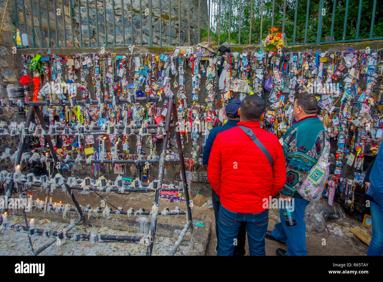 SANTIAGO, CHILE - 16. OKTOBER 2018: Unbekannter p ople, eine Wand mit Nachricht an die Toten und conmemorating eine Feier Stockfoto