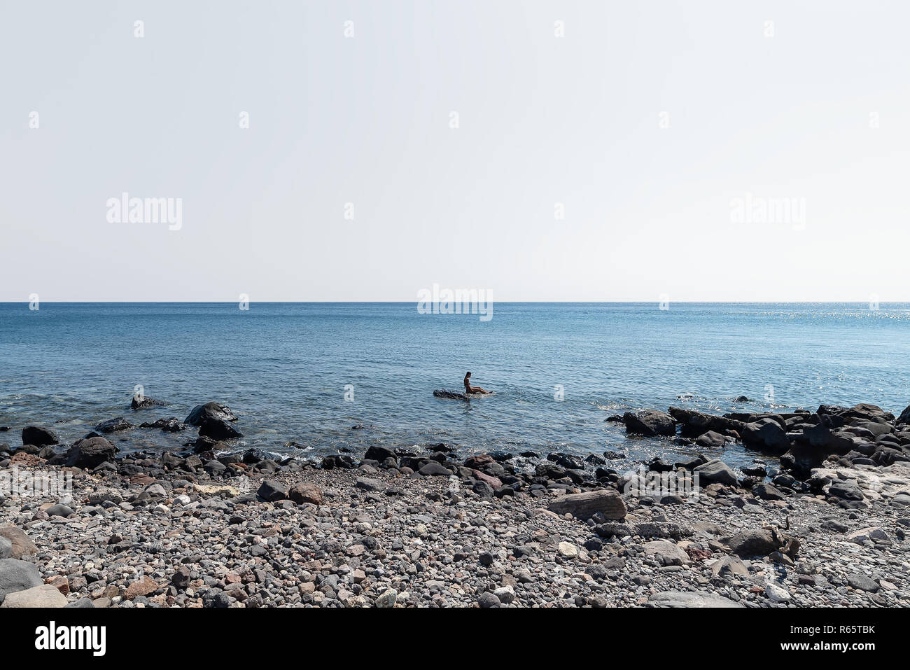 Blick auf Akrotiri Kambia Strand - Santorini Kykladen Insel - Ägäis - Griechenland Stockfoto