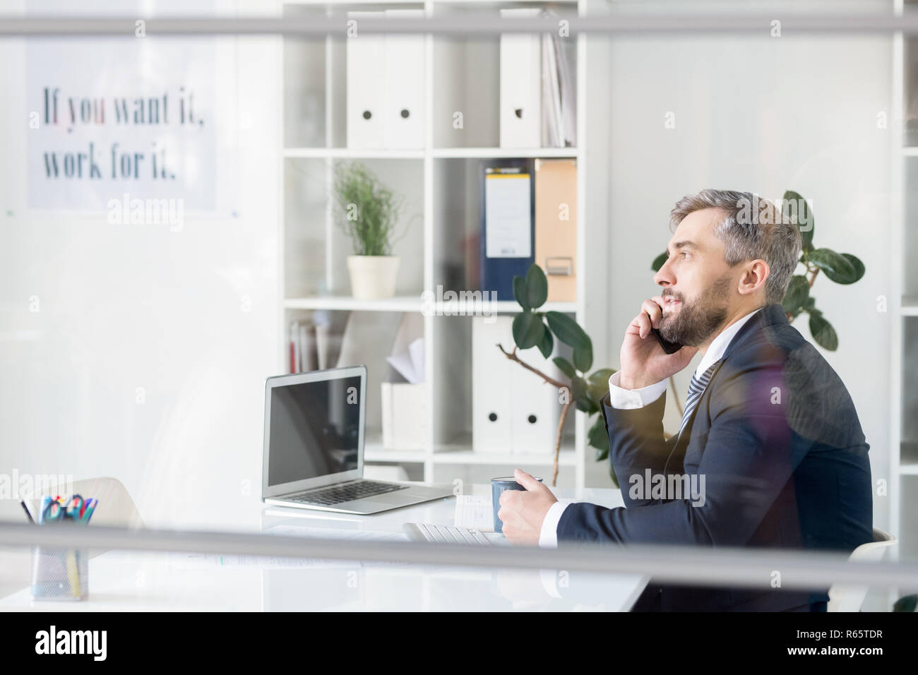 Business Manager im Gespräch mit Kunden am Telefon Stockfoto